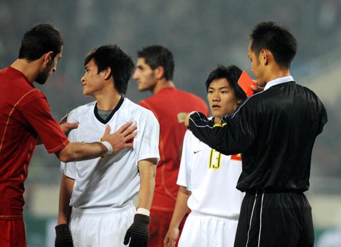 Công Vinh bị trọng tài Nhật Bản Iemoto Masaaki phạt thẻ đỏ trong trận Việt Nam - Lebanon (Việt Nam thắng 3-1) ở Mỹ Đình tháng 1/2009.
